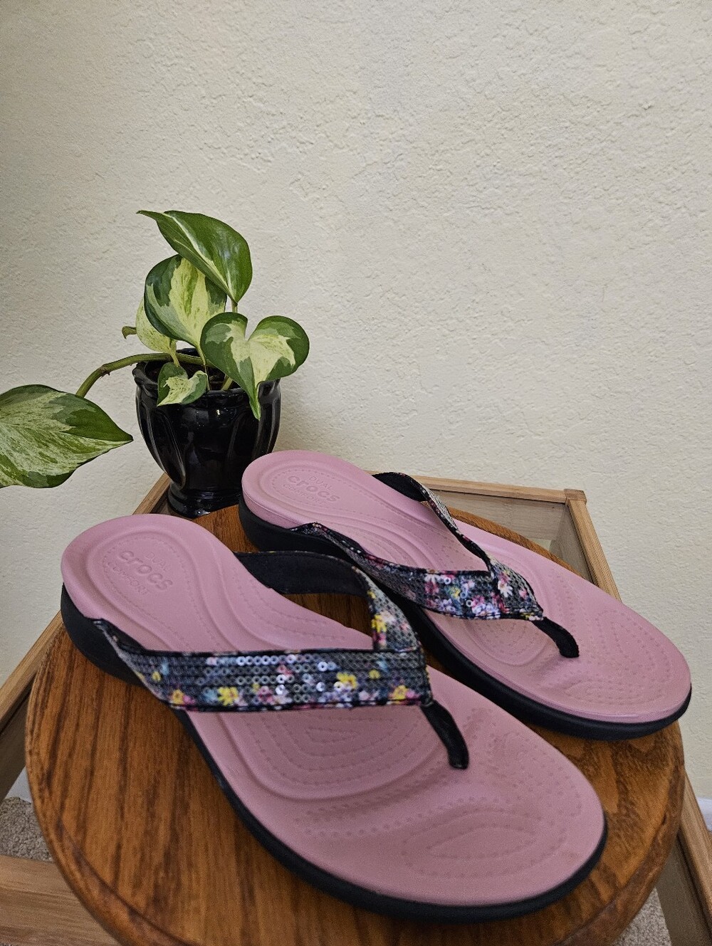 CROCS Pink Footbed Black Sequin-Trim Floral Strap Flip Sandals Sz 8W